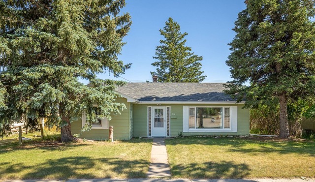 Cheerful 3 bedroom bungalow in downtown Custer!