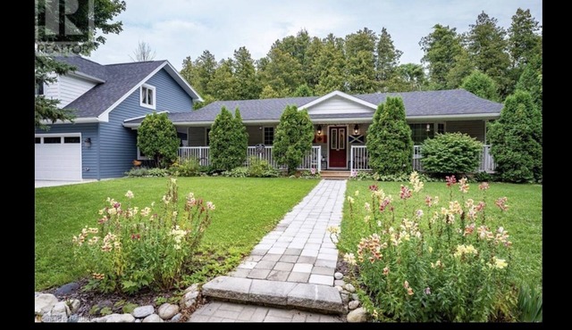 Cheerful 3 Bedroom Cottage 2 Minute walk to the Beach on Beautiful Lake Huron
