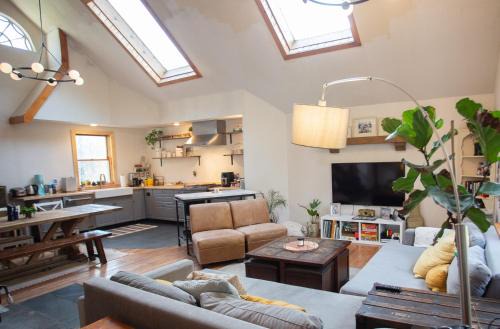 Cheerful 3-bedroom cabin with mountain view