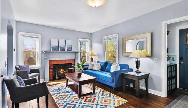 Cheerful 3-bedroom cottage 2 blocks from the lake