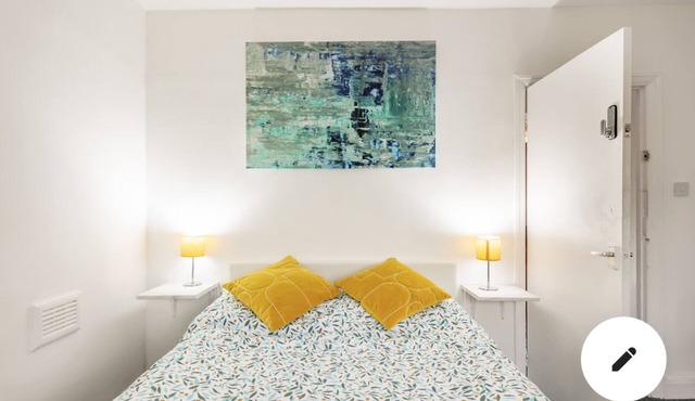 Cheerful 3 bedroom entire home - newly furnished to a high standard.