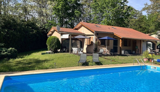 Cheerful 3 bedroom Villa with Pool (Pet Friendly!)