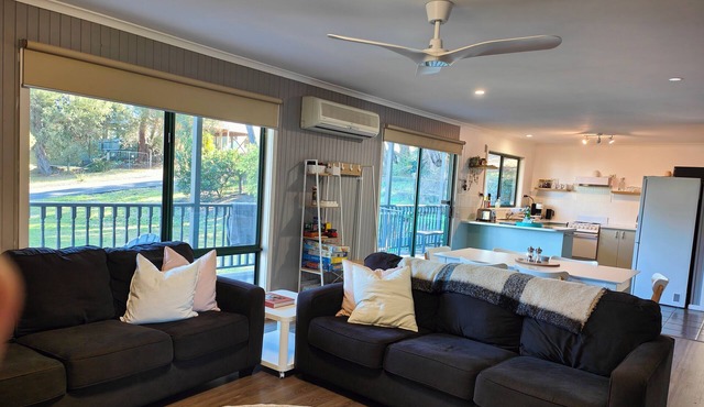 Cheerful 3 bedroom home close to beach and lake