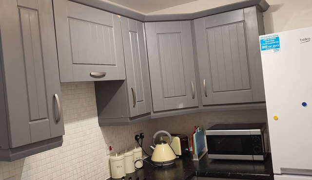 Cheerful 3 Bedroom house with free parking on site