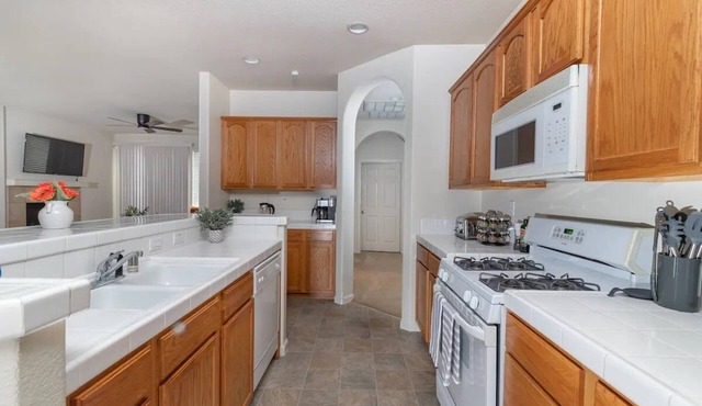 Cheerful 3-Bedroom Home close to Airport/downtown