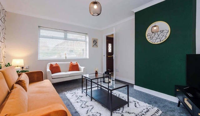 Cheerful 3 bedroom home with parking near Chester