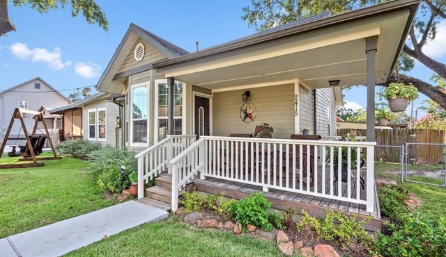Cheerful 3 Bedroom Home with Loft