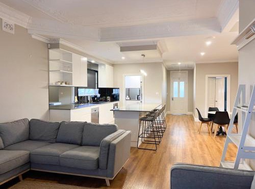 Cheerful 3-bedroom home with free parking on site