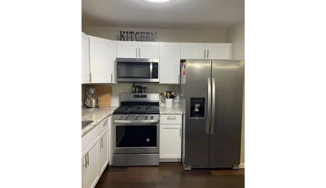 Cheerful 3 bedroom home waiting your arrival!