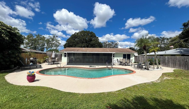 Cheerful 3 Bedroom Home with Pool-No pets Please!