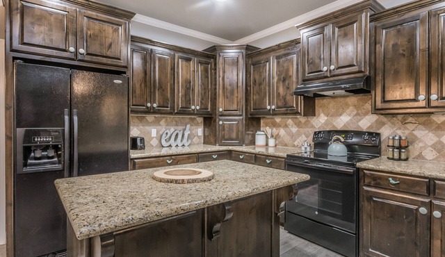 Cheerful 3-Bedroom Home w King Bed, Fireplace, W/D, 10 min from Palo Duro Canyon