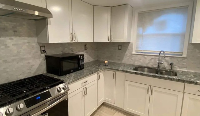 Cheerful 3 bedroom home free parking on premise