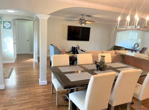 Cheerful 3 Bedroom Home mins from Clearwater Beach