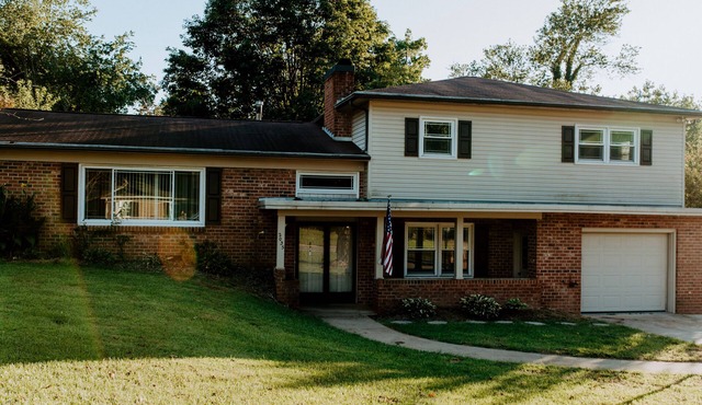 Cheerful 3 Bedroom Home by the Lake