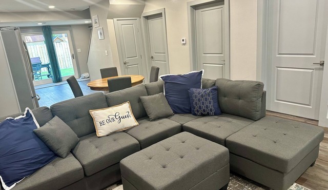 Cheerful 3-bedroom home w/free parking on premises