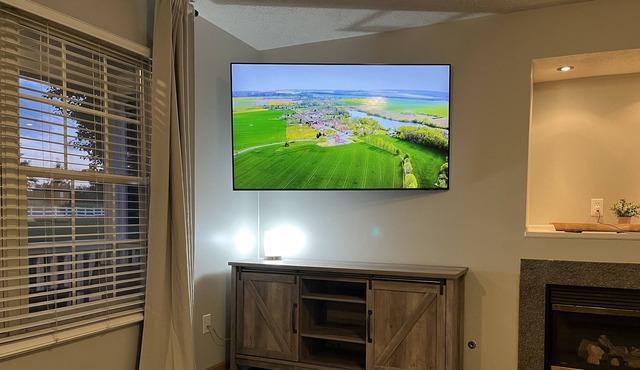 Cheerful 3 Bedroom House With Huge Work Desk