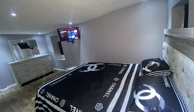 Cheerful 3 Bedroom House With Fireplace and Game Room!