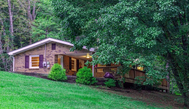 Cheerful 3 Bedroom House Within Minutes to Casino!