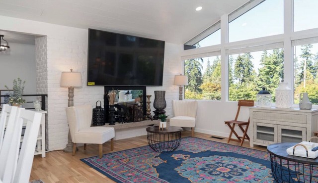 Cheerful 3-bedroom house with large backyardn