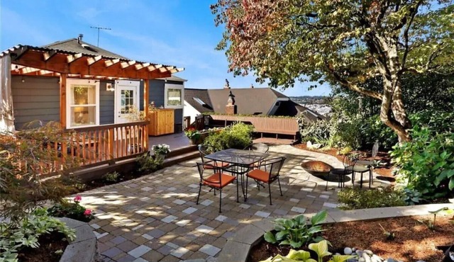 Cheerful 3-bedroom house with stunning backyard!