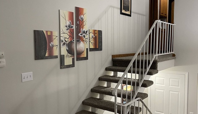 Cheerful 3 Bedroom House, 2 Bathrooms, 5 minutes from the interstate