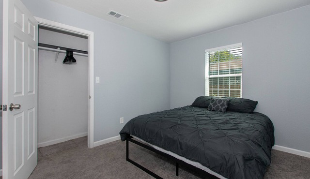 Cheerful 3 bedroom house near downtown and close to hospitals