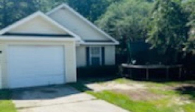 Cheerful 3 bedroom house with fireplace!