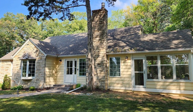 Cheerful 3-bedroom in Wayzata on private wooded lot