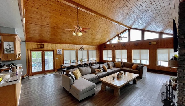 Cheerful 3-Bedroom Lake House