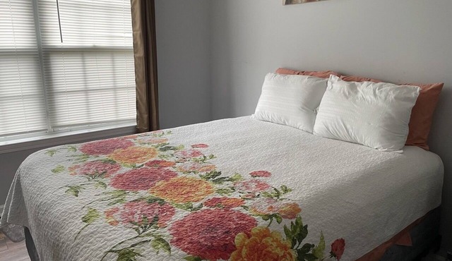 Cheerful 3-bedroom residential home w/fireplace