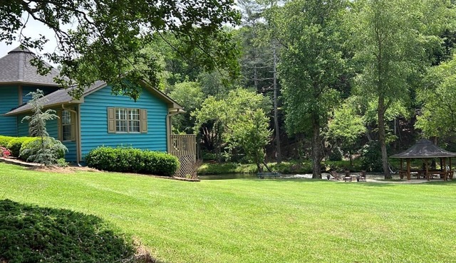 Cheerful 3 bedroom relaxing riverfront cabin with outdoor jacuzzi and Tv