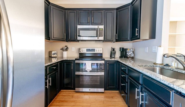 Cheerful 3-Bedroom Townhouse with King Bed