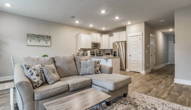 Cheerful 3-bedroom Townhouse - Centrally Located