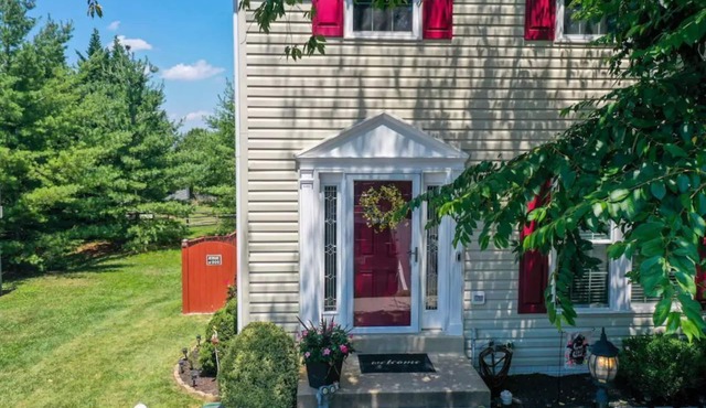 Cheerful 3-Bedroom Townhouse with Indoor Fireplace