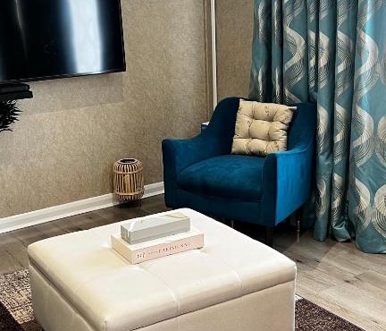 Cheerful 3 bedroom Townhouse with free parking.