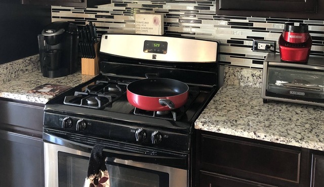 Cheerful 3 bedroom updated Townhome 9 Miles from OHARE
