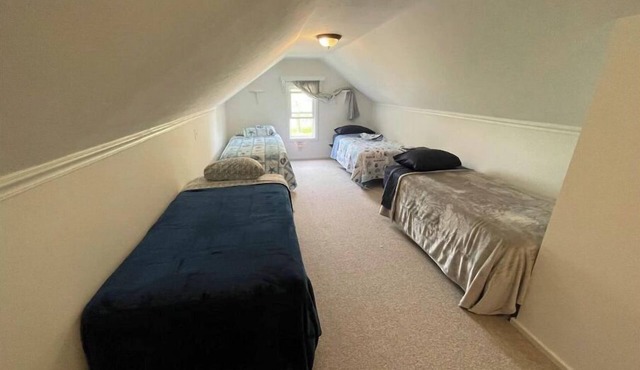 Cheerful 3 Bedroom Cottage Getaway w/Lake Access