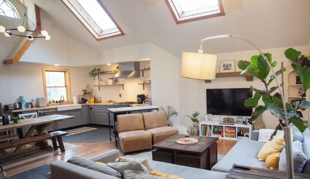 Cheerful 3-bedroom cabin with mountain view