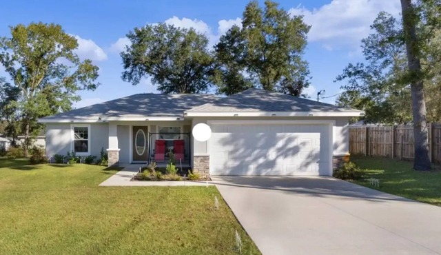 Cheerful 3 bedroom home with free parking.