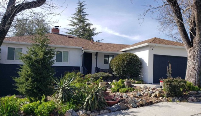 Cheerful 3 Bedroom with Outdoor Deck!