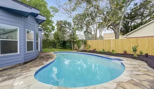 Cheerful 3 bedrooms house with a pool -1 mn from Nasa - 5 -6 PEOPLE MAX