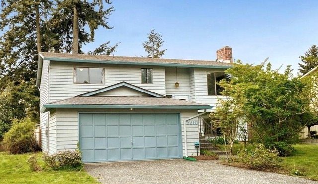 Cheerful 3-beds 3-baths home with ample parking