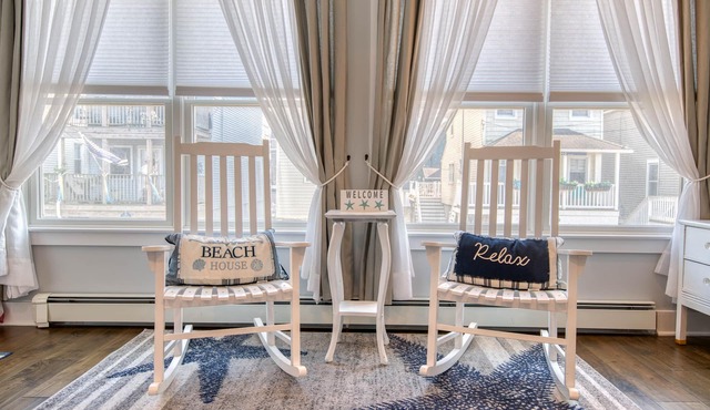 Cheerful 3 br home ~ One block to beach & Downtown