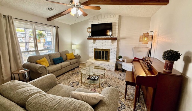 Cheerful 3-br home w/gourmet coffee bar, patio, fenced backyard