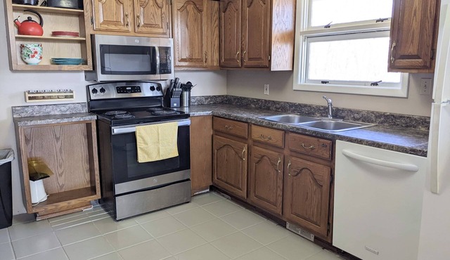 Cheerful 3 BR Residential Home in Small Town USA