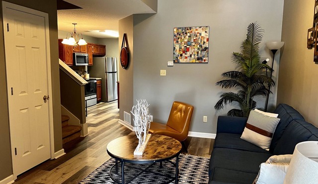 Cheerful 3bd/3ba home with Patio & Fireplace!