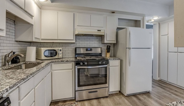 Cheerful 3Bed 2Bath Home with Free Parking