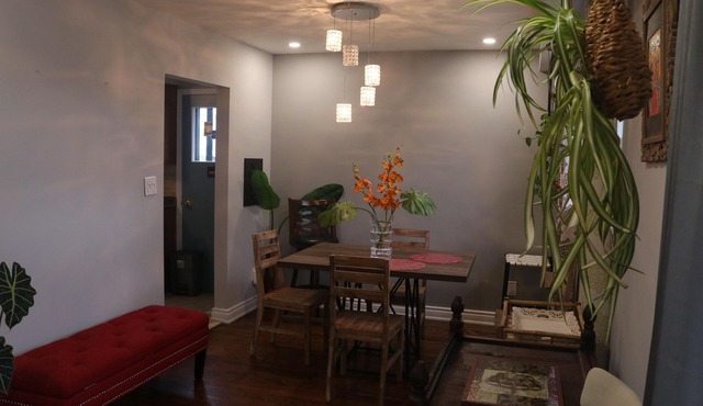Cheerful 3BR & 1.5BA bungalow with free parking close to Airport