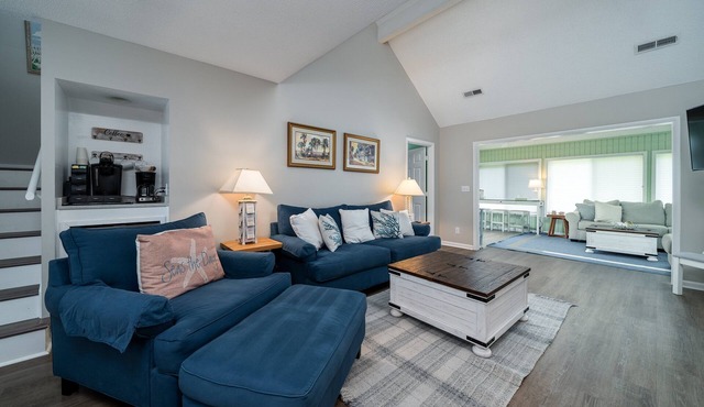 Cheerful 3BR/2BA Cottage on Golf Course! Amenity access included! Pet Friendly-1 dog!