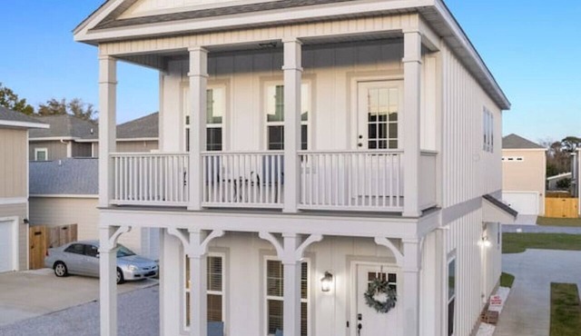 Cheerful 3BR close to downtown + double balcony